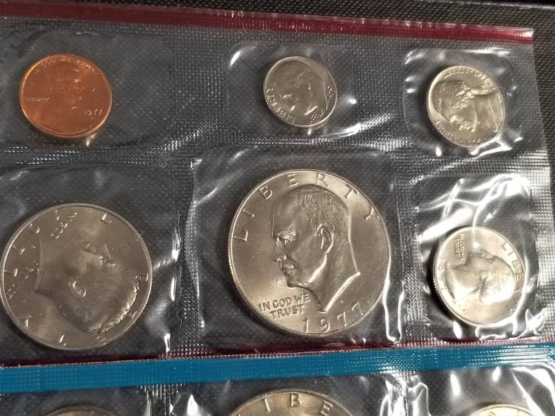 lot 12-A image: 1977 UNCIRCULATED US MINT SET P & D WITH EISENHOWER DOLLARS