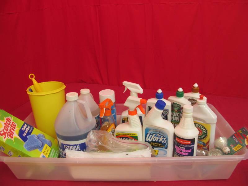 lot 4 image: cleaning supplies