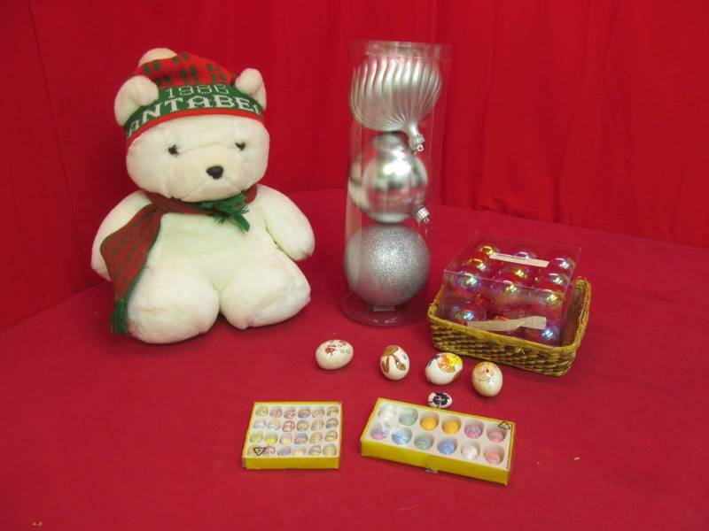 lot 8 image: holiday dcor