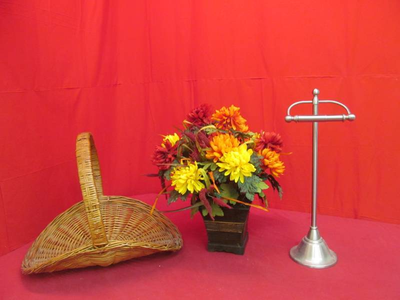 lot 22 image: home dcor
