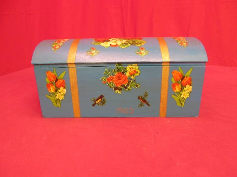 lot 23 image: Vintage Norwegian keepsake wood box