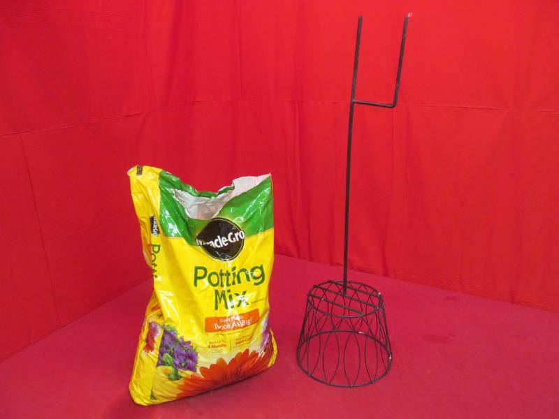 lot 27 image: garden supplies