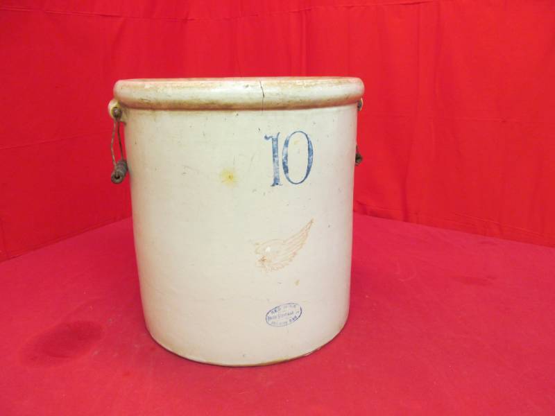 lot 28 image: Redwing crock