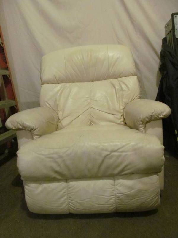 lot 37 image: lazy Boy rocker Recliner