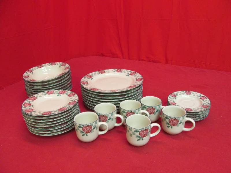 lot 66 image: Tienshan Table set