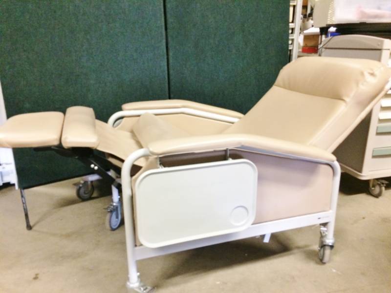 MSRP $2400 WINCO Comfort Carecliner Extra-Wide Clinical Care Recliner Resident Patient Bariatric Recovery Geri Chair 450Lb. Capacity With Double Sided Trays - Excellent Condition