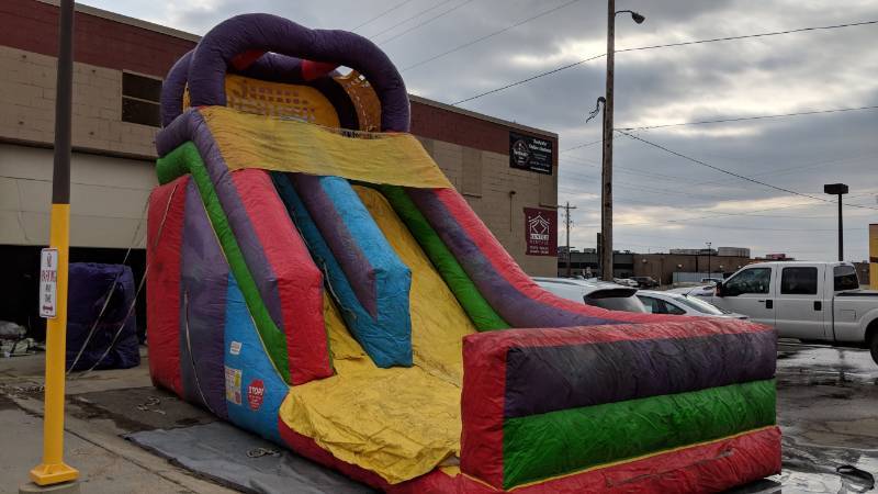 lot 208 image: 18 Wacky Giant Inflatable Slide