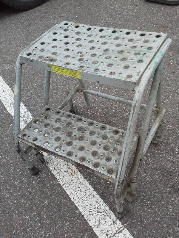 lot 995 image: 2-Step Rolling Step Stool