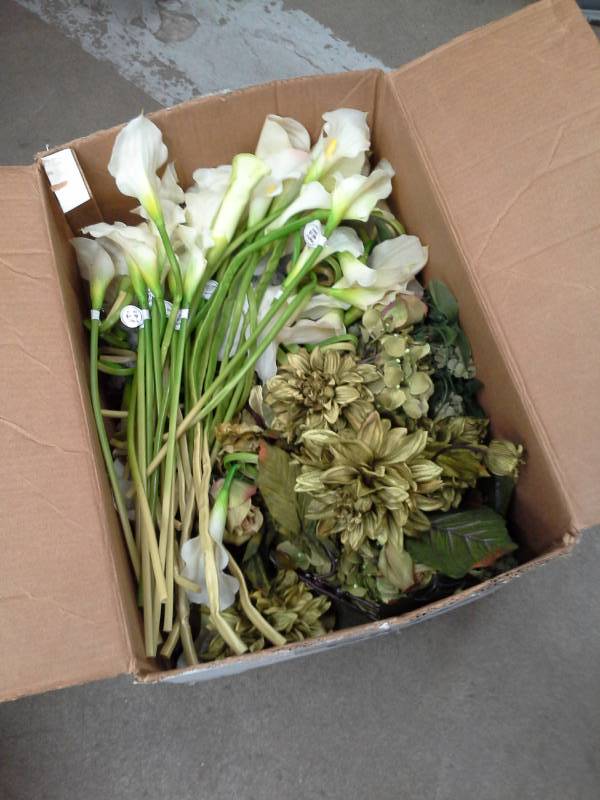 lot 338 image: Assorted White and Green Flowers