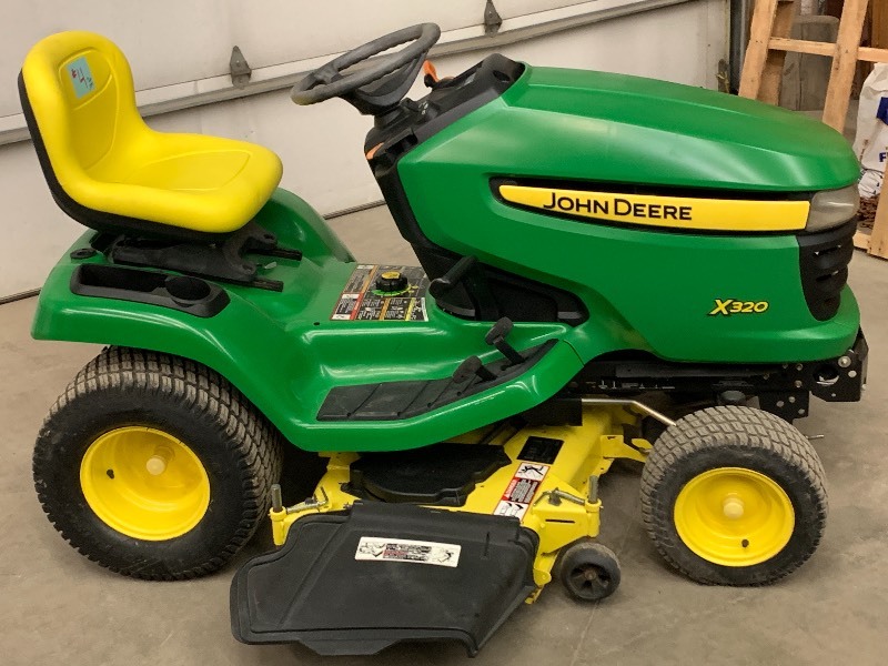 lot 4 image: John Deere X320 Lawn Tractor
