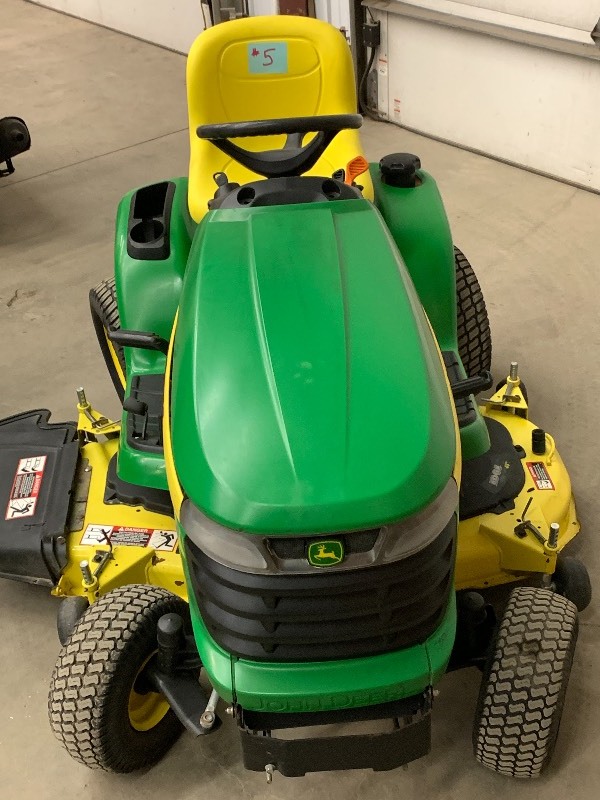 lot 5 image: John Deere X324 Lawn Tractor