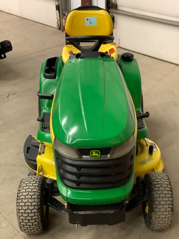 lot 6 image: John Deere X300 Lawn Tractor