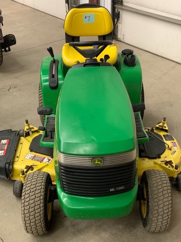 lot 7 image: John Deere LX280 Lawn Tractor
