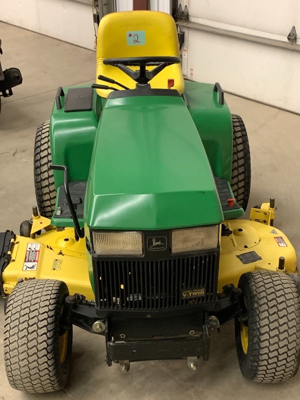 lot 2 image: John Deere 445 Lawn Tractor