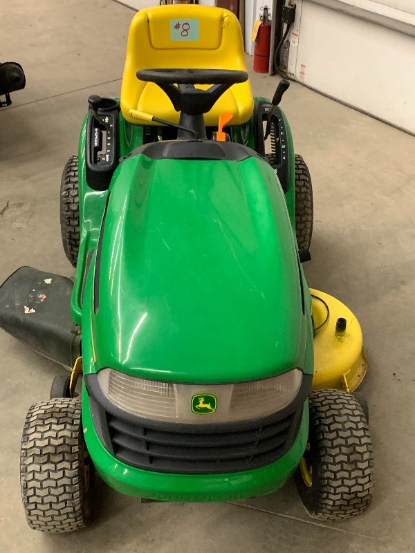 lot 8 image: John Deere LZ105 Lawn Tractor