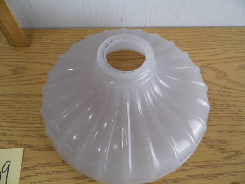 lot 109 image: Antique Glass Light Shade