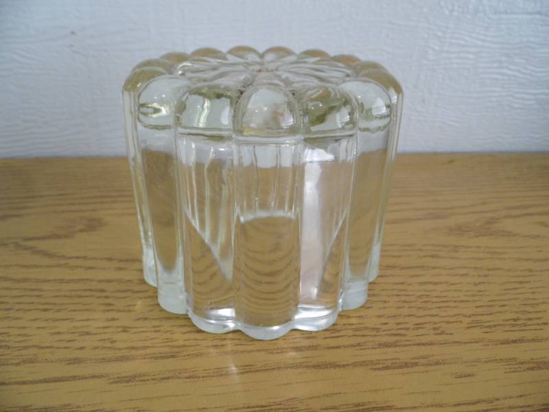 lot 111 image: Antique Glass Light Shade