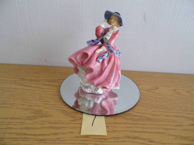 lot 1 image: Royal Dalton Figure