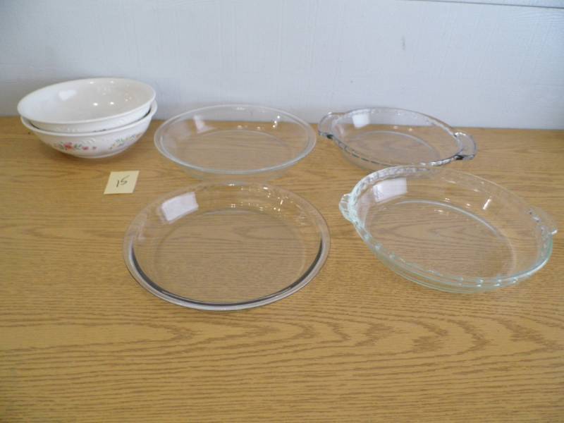 lot 15 image: Glass Pie Plates - Bowls