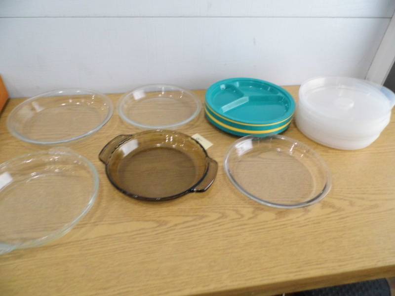 lot 29 image: Glass Pie Plates - Plastic Plates - Lids