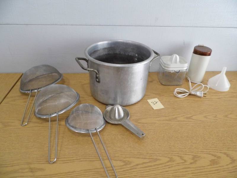 lot 32 image: 9 Gallon Kettle - Juicer - Krups Grinder