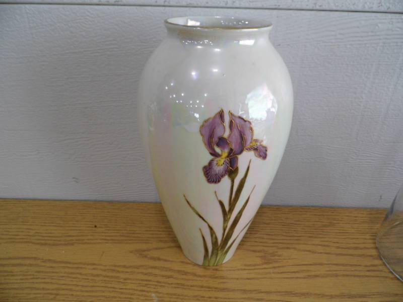 lot 38 image: Heubach Lustreware Vase