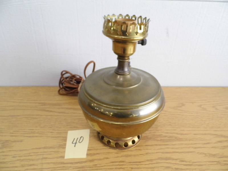 lot 40 image: Brass Lamp