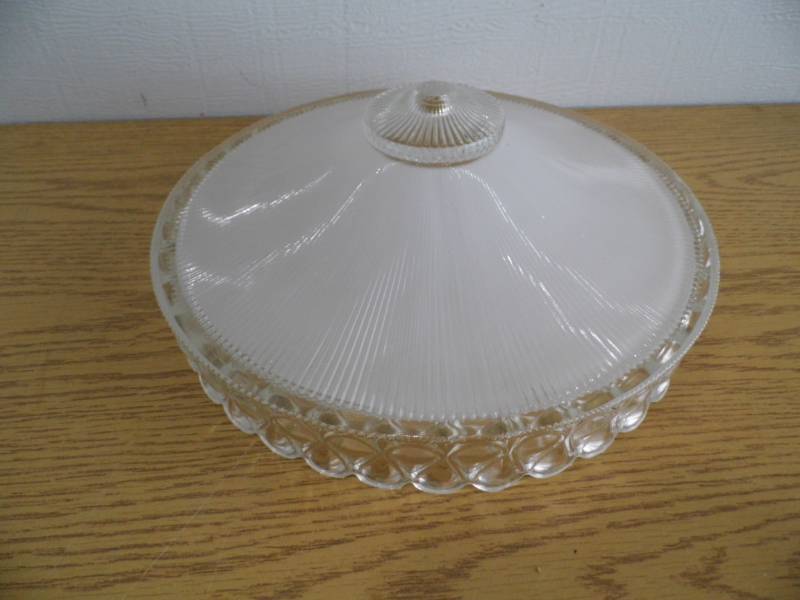 lot 41 image: Antique Glass Light Shade