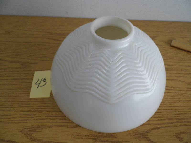 lot 43 image: Antique Glass Light Shade