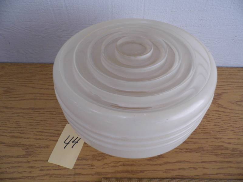 lot 44 image: Antique Glass Light Shade