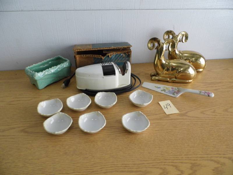 lot 49 image: Brass Bookends - McCoy Planter - Fingerbowls