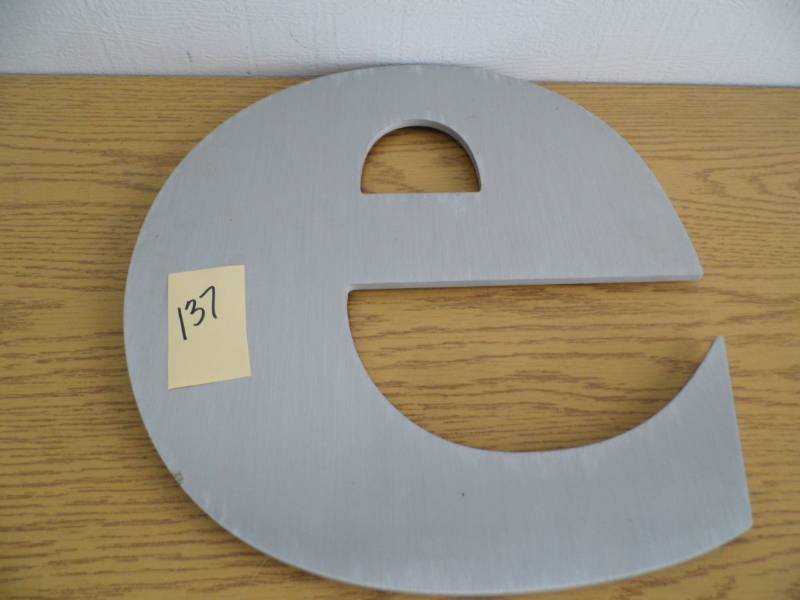 lot 137 image: Aluminum Letter E