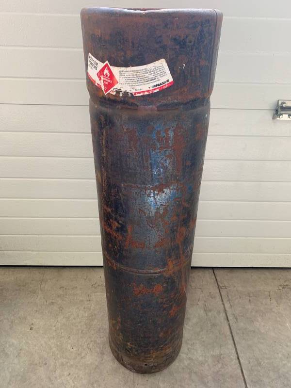 lot 17 image: Acetylene Tank (feels full) 34 Tall