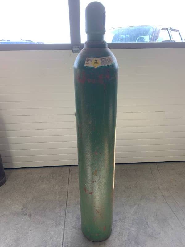 lot 18 image: Compressed Oxygen Tank 57 Tall