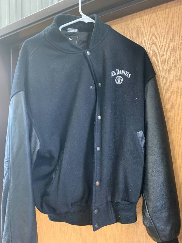 lot 64 image: Jack Daniels Mens Jacket XL