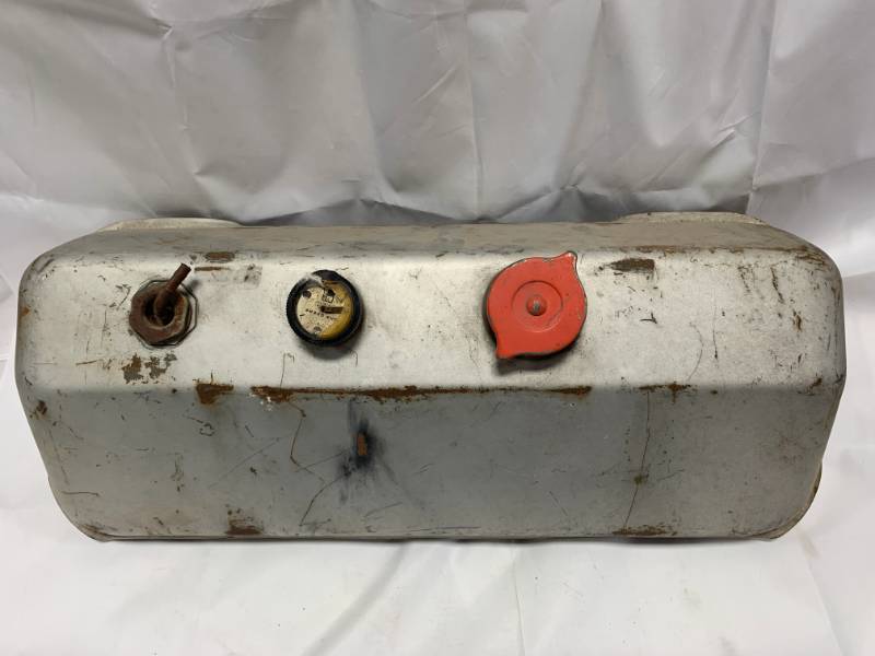 lot 85 image: John Deere Gas Tank Approx 24 Long