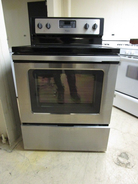 lot 708 image: WHIRLPOOL ELECTRIC RANGE