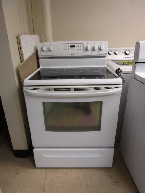 lot 709 image: KENMORE ELECTRIC RANGE