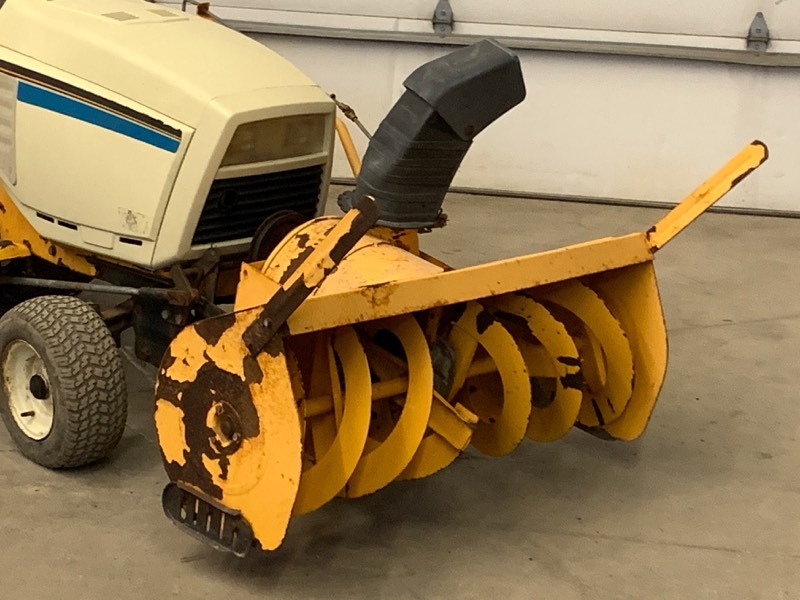 lot 3 image: Cub Cadet 1864 Tractor With Blower