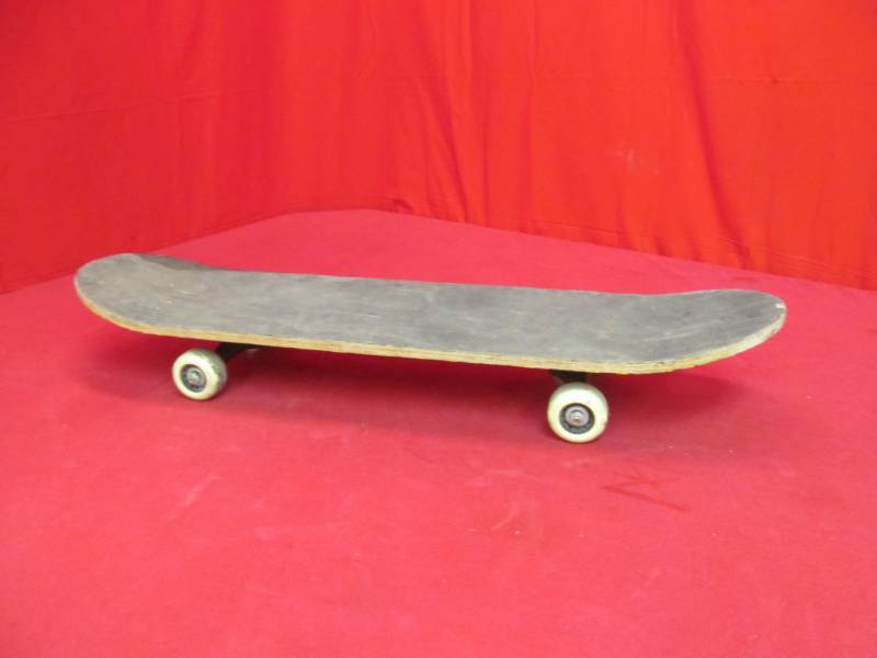 lot 61 image: skate board
