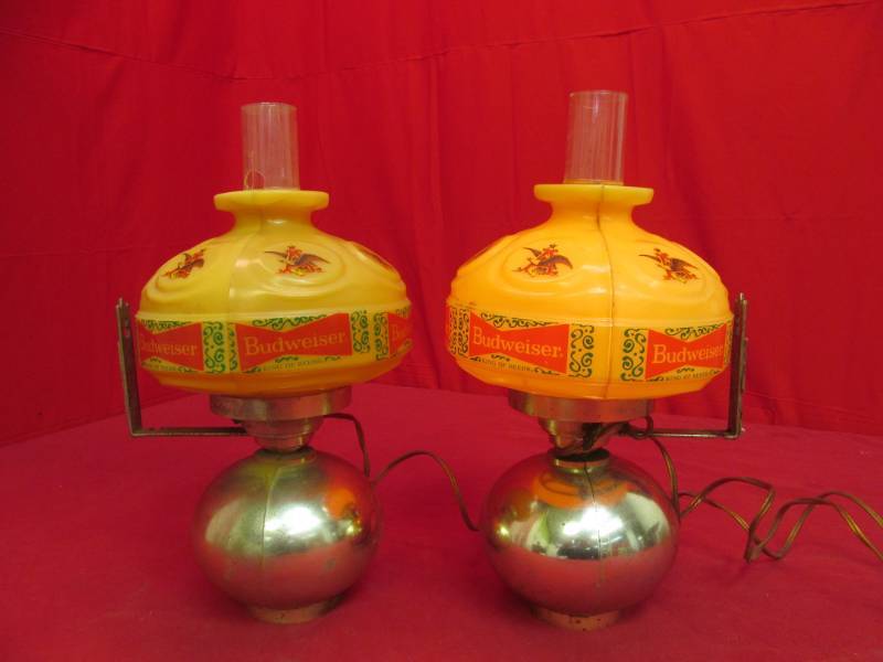 lot 74 image: Budweiser Lamp