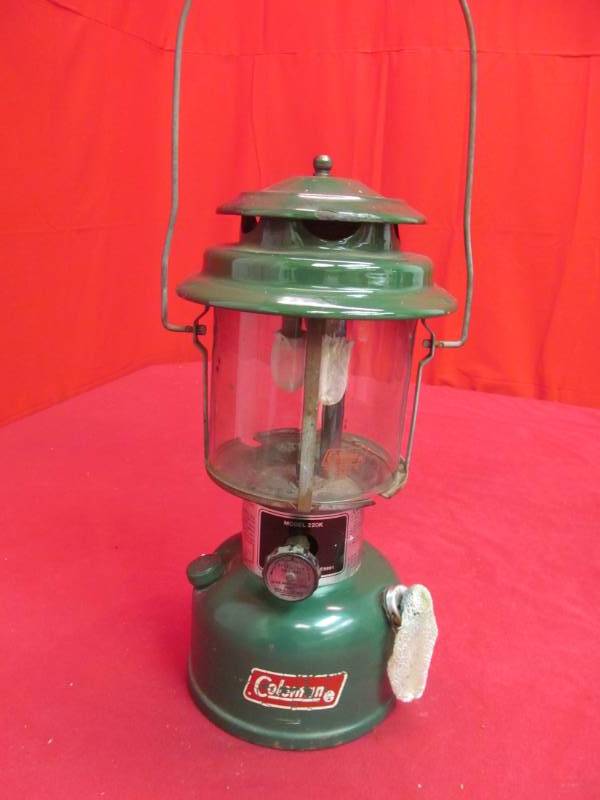 lot 8 image: Vintage Coleman lantern