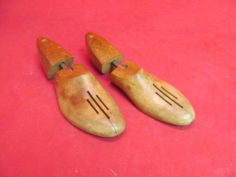 lot 18 image: Bob Smart shoe stretchers
