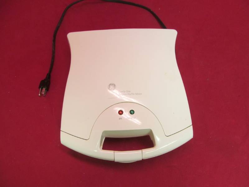 lot 24 image: Ge waffle maker