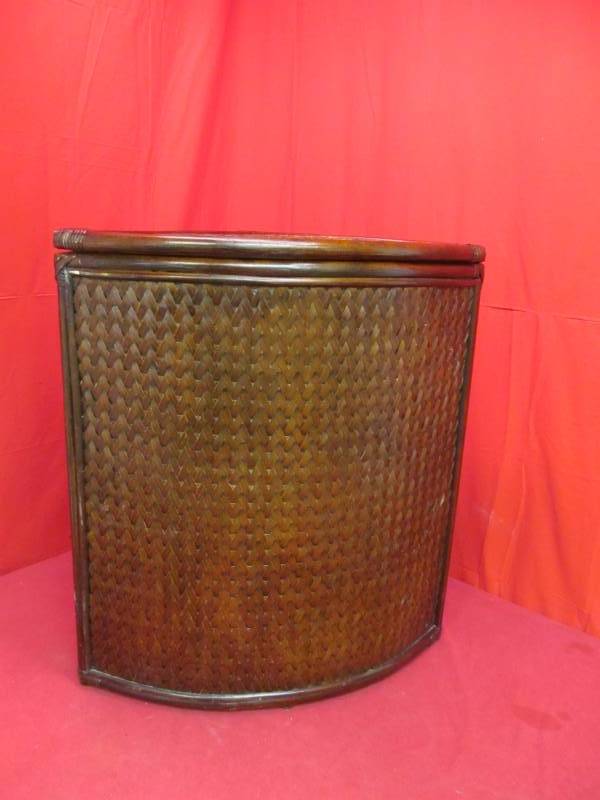 lot 112 image: clothes hamper