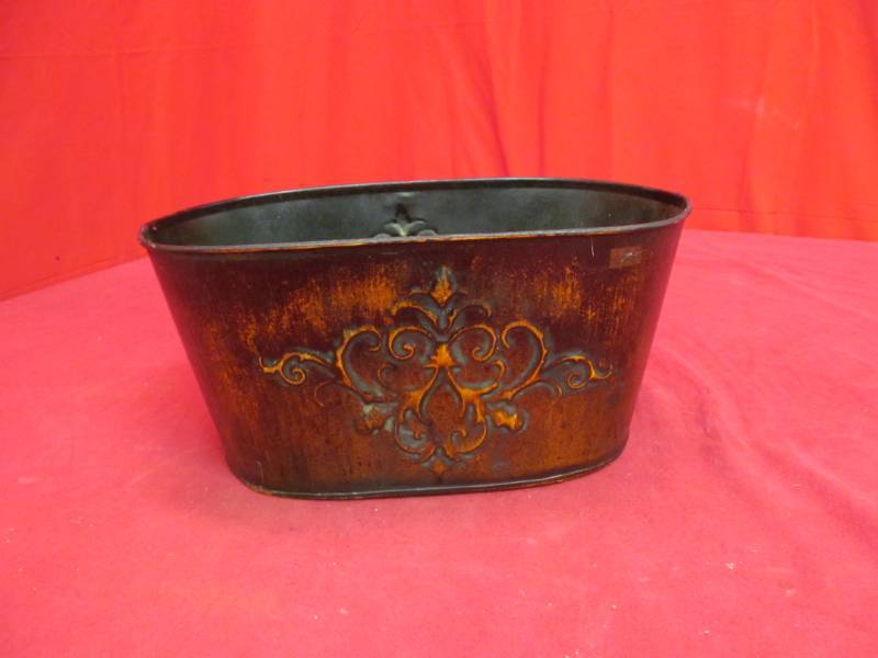 lot 117 image: decorative basket