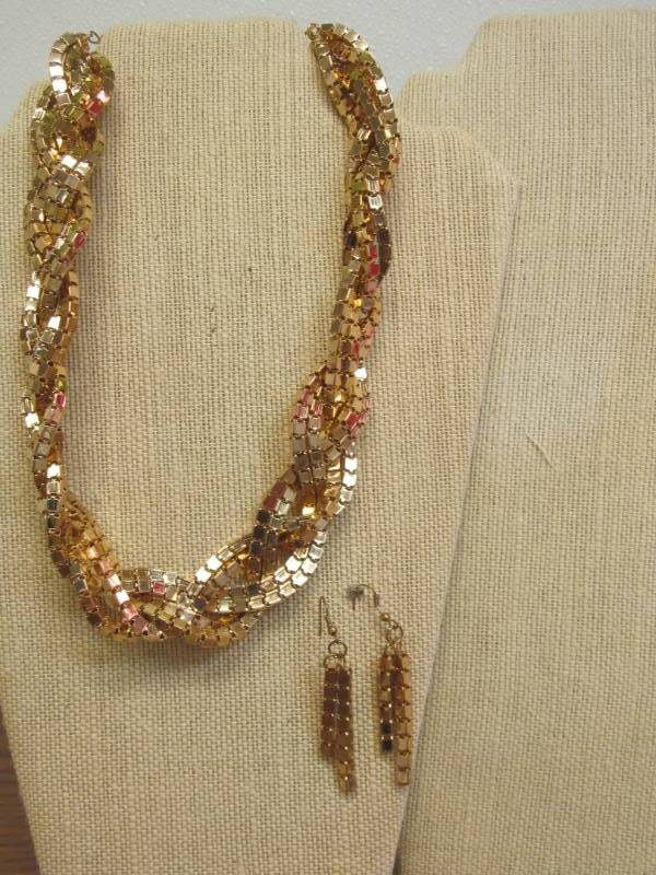 lot 136 image: hand made jewelry