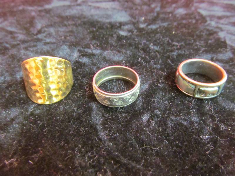lot 144 image: jewelry