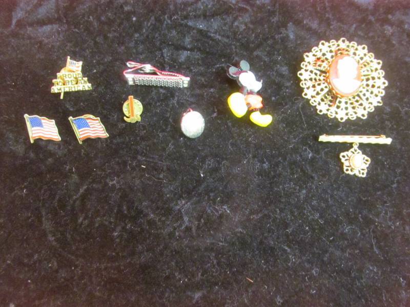lot 147 image: jewelry