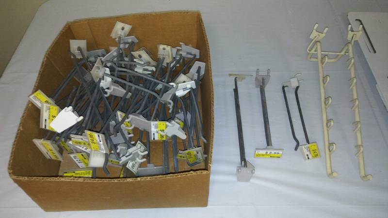 lot 44 image: Shelf Holder Clips & Pricing Clips